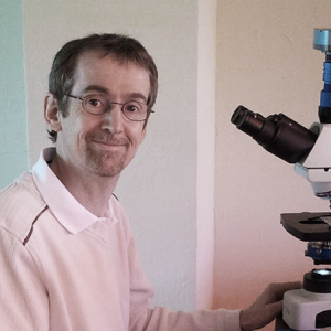 Laurent Dumonet bei der Arbeit am Mikroskop