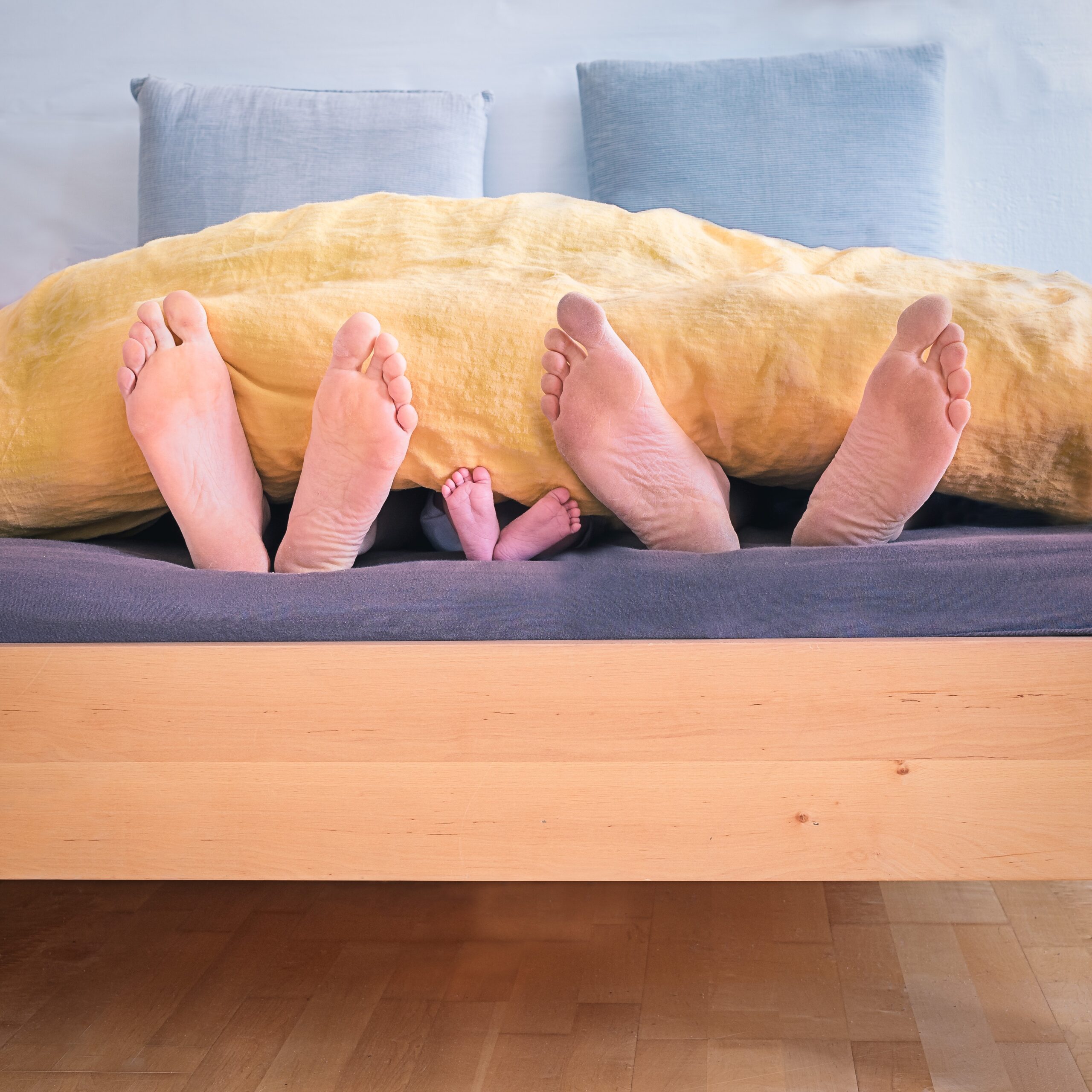 Kinderwunsch Paar mit Babyfüßen als Symbol für Kinderwunsch